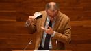 El consejero de Sanidad, Pablo Fernández Muñiz, se quita la mascarilla para intervenir en el pleno de la Junta General del Principado