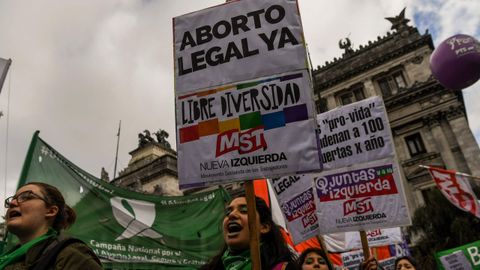 Manifestantes proabortistas y contrarios a la legalización se manifestaron frente al Parlamento de Buenos Aires durante el debate del proyecto del ley