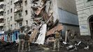 Soldados ucranianos, ante un edificio bombardeado por las fuerzas rusas en Járkov