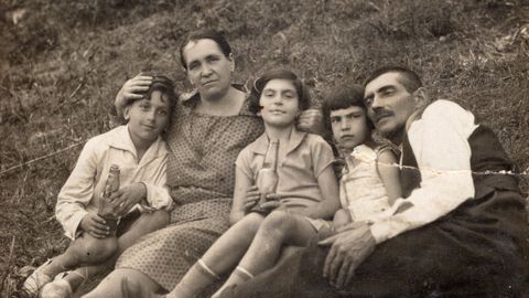 Mariano Novo, con su mujer, sus hijas Ana y Mercedes, su mujer y un primo de los pequeos