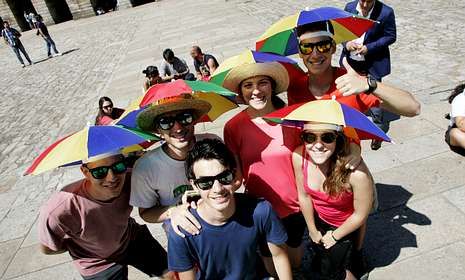 Un grupo de universitarios de Granada celebr� el final de los ex�menes en el Camino. 