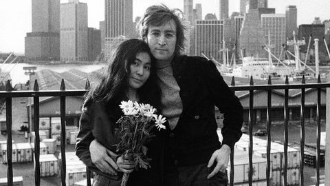 Lennon y Ono en Nueva York, durante una escena del documental «Lennon NYC» de la serie «American Masters»