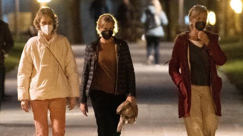 La infanta Cristina (en el centro), de paseo por Vitoria junto a sus cuñadas Lucía y Laura Urdangarin el pasado 30 de diciembre