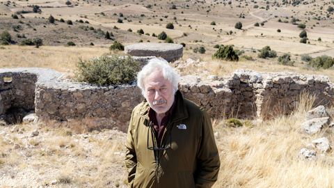 Julio Llamazares durante el recorrido que hizo para presenta la novela «El viaje de mi padre»