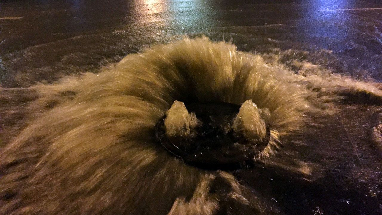 La lluvia desborda el saneamiento recién reparado en la carretera del