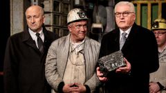 El presidente de compaa minera RAG, Peter Schrimpf (izq), y el presidente alemn, Frank-Walter Steinmeier (dcha) reciben la ltima roca de carbn extrada de manos del minero Jrgen Jakubeit (c) durante la ceremonia de cierre de la mina de carbn Prosper-Haniel en Bottrop (Alemania) hoy, 21 de diciembre de 2018. Alemania sell hoy una pgina de su historia industrial con el cierre del pozo minero, el ltimo que segua funcionando en la cuenca del Ruhr (oeste), una regin que durante siglos explot su llamado  oro negro , el carbn