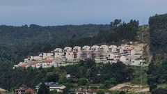 Vista de la urbanización A Moura, con viviendas finalizadas, en obras y otras solo con el esqueleto