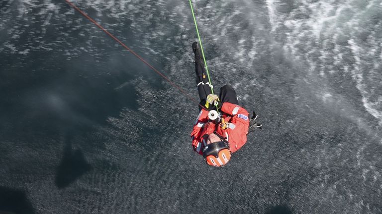 A bordo del Pesca 1, los ojos que cuidan del mar desde el cielo de la costa gallega