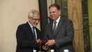 El nuevo concejal de Izquierda Unida-Convocatoria por Oviedo del Ayuntamiento de Oviedo Gaspar Llamazares (i), y el alcalde de Oviedo Alfredo Canteli