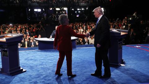 Los dos candidatos a la Casa Blanca se estrechan la mano. 