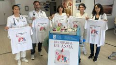 El equipo de la Unidad de Asma del CHUO con los carteles de la campaa de concienciacin de este ao