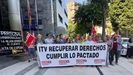 Concentración de trabajadores de Itvasa ante el edificio de Dirección General de Función Pública, en Oviedo.