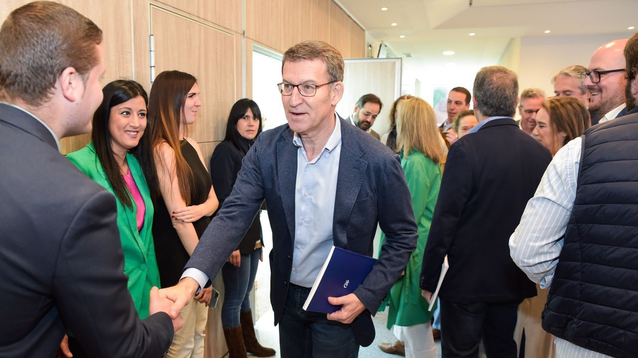Snchez anuncia los cambios en el Consejo de Ministros tras la renuncia de Maroto y Darias.Nuez FeijOo, saluda a simpatizantes de su partido en la presentacin del programa electoral del PP para el 28M.