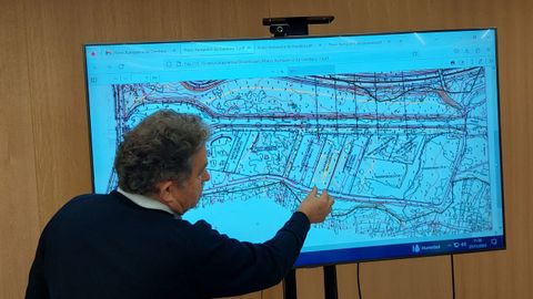 El alcalde, Fernández Lores, señala sobre un plano la parcela de la DGT en la Xunqueira da Gándara