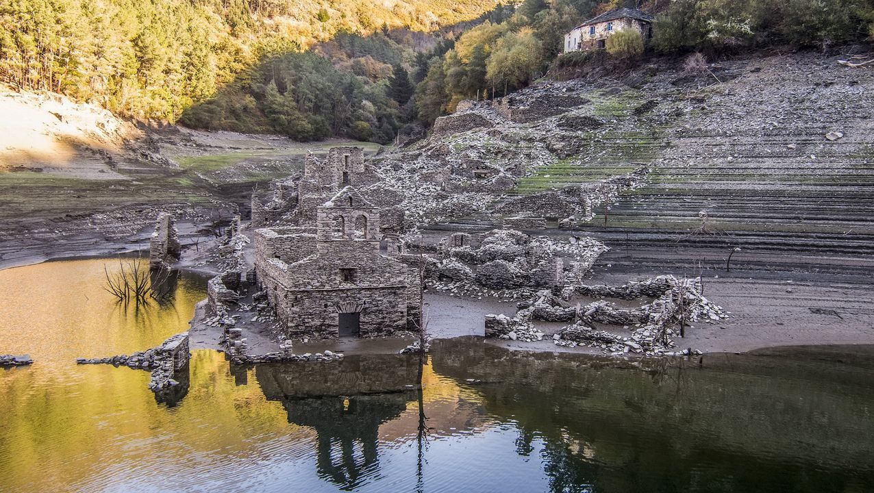 En el 2017, la falta de lluvias vació el embalse de Negueira de Muñiz, antes parte de A Fonsagrada, dejando al descubierto aldeas que quedaron anegadas tras la construcción del pantano 