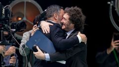Javier Milei, presidente de Argentina, abraza al lder de Vox, Santiago Abascal en el evento Viva 24 de este pasado fin de semana