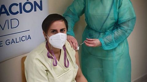 Más de 220 profesionales que trabajan en el hospital de Barbanza y que aún no habían sido inmunizados, recibieron ayer la primera dosis de la vacuna del covid