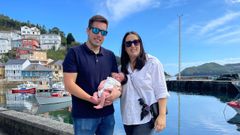 Julián y Bea, con el pequeño Tristán, a los pocos días de dar a luz, en el puerto de O Barqueiro