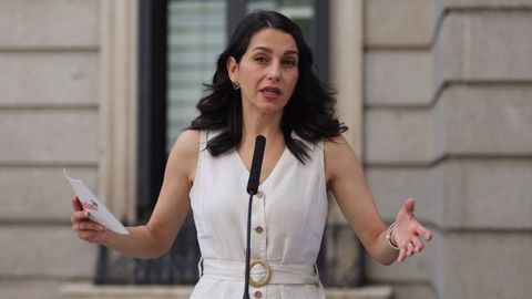 La líder de Cs, Inés Arrimadas, responde a los medios en las inmediaciones del Congreso de los Diputados.
