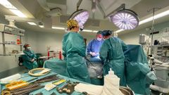 Los 26 nuevos equipos se han instalado en los quirófanos de los tres hospitales del Sergas en la provincia