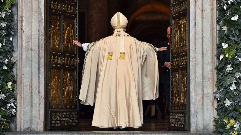 El papa Francisco abre la Puerta Santa del Vaticano