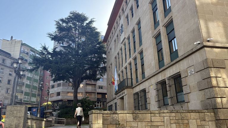Piden quince meses de cárcel para una mujer por insultos racistas a un médico en el centro de salud de Xinzo de Limia: «¿Se puede llamar persona a eso?»