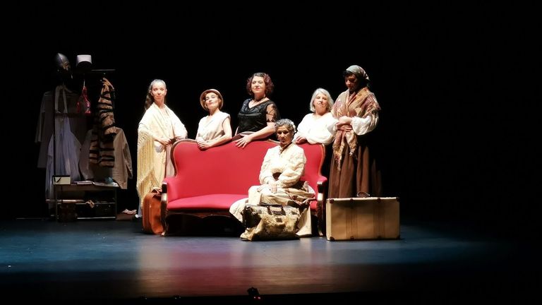 Un momento da estrea da peza «Que din as rumorosas», do grupo Maquinarias Teatro, que se ofrecerá en Monforte 0 7 de marzo
