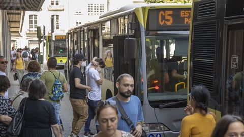 Pasajeros subiendo a un bus urbano de Santiago.