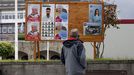 Un hombre contempla carteles electorales en Vilalba.
