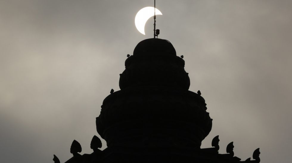 Imagen del eclipse desde una playa de Indonesia. 