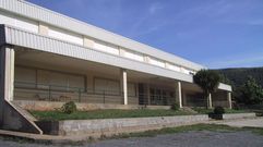 Fotografía de archivo del colegio de Samos, el centro en el que se cometió el robo que le imputan a la mujer de A Pobra do Brollón detenida