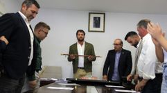 Roi Rigueira sostiene el bastn de mando despus de que se lo entregase el alcalde saliente, Ramiro Moure