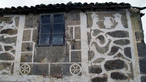 Otro aspecto de la casa con esgrafiados de Vilario de Arriba, que tiene la estructura muy deteriorada