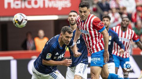 Dani Calvo disputa un bal�n con Bruno durante el derbi asturiano