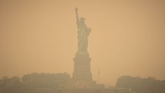 Imagen de la estatua de la Libertad en Nueva York cubierta por el humo procedente de los incendios en Canad