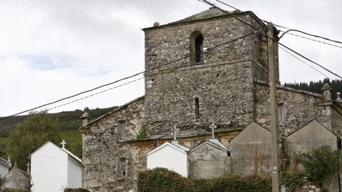 Cableado alrededor de una iglesia en As Nogais. 