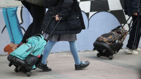 Alumnos de la Comunidad de Madrid entrando hoy al colegio, antes de que comience el cierre termporal de todos los centros educativos