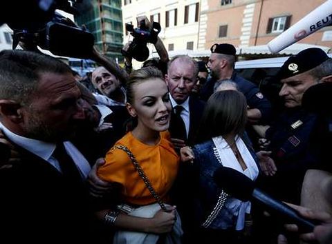 La novia actual de Berlusconi, en la manifestacin de apoyo a este ayer en Roma.