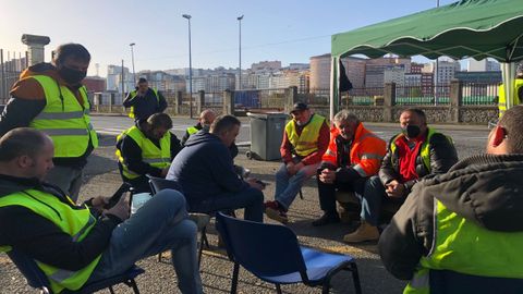 Piquete de transportistas en huelga en el puerto de A Coruña