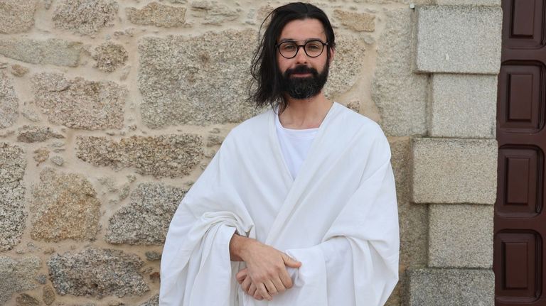 Gabriel Magariños, actor que interpreta a Jesús en Paradela: «La crucifixión era lo que me daba más miedo, pero el desenclavo es lo más emotivo; ahí hay lágrima»