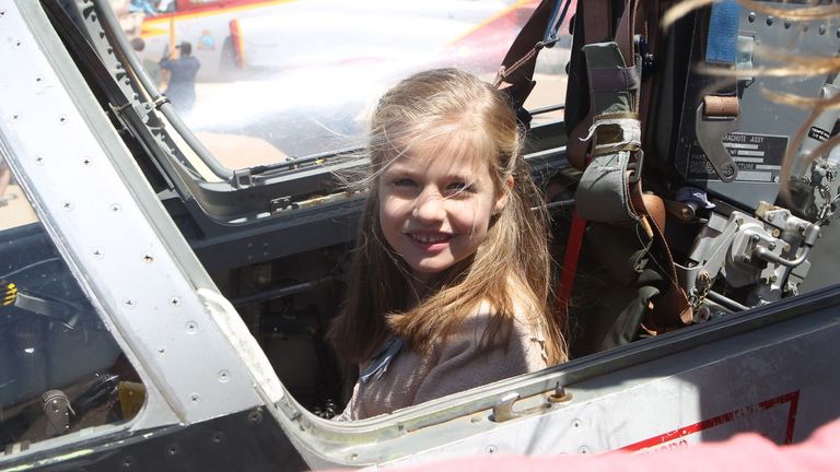 Leonor, con ocho años, en un caza militar en la Academia General del Aire de San Javier