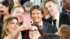 Tom Cruise posa con algunos asistentes en el Festival de Cannes