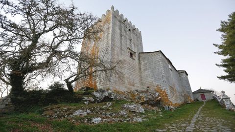 La fortaleza de San Paio de Narla, en la parroquia de Xi, erigida sobre un antiguo castro, es uno de los monumentos medievales mejor conservados de la provincia.