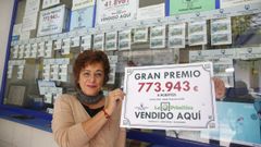 Olga Juncal, en la administracin de loteras nmero 2 de la calle Joaqun Costa, en Pontevedra, con un premio de 773.943 euros