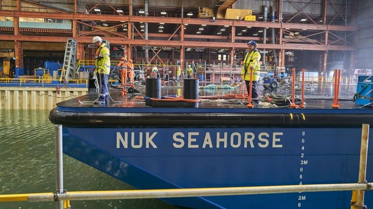 Navantia construye bloques de un barco encima de otro para los megabuques logísticos británicos
