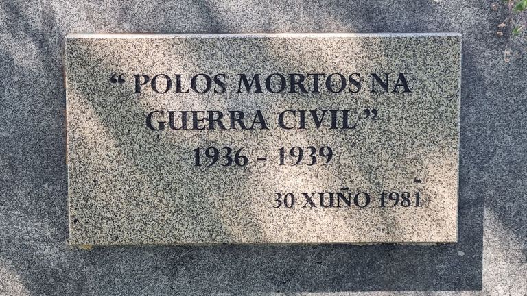 La única inscripción que pervive en la cruz de O Castro, en su parte trasera