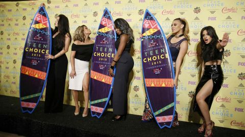 El grupo Fifth Harmony posa con su premio al grupo musical femenino en los Teen Choice Awards 2015