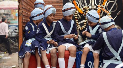 Nios indios sijs participan en una procesin religiosa en Nueva Delhi.