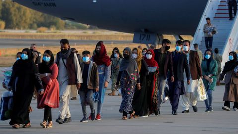 Ciudadanos afganos, evacuados de Kabul, desembarcando del avión de las fuerzas aéreas de los Estados Unidos.Ciudadanos afganos a su llegada a la Base Naval de Rota, España