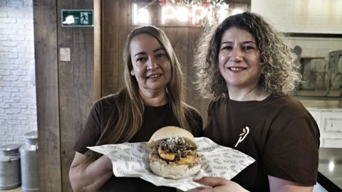 Fabiola y Cristina, con la hamburguesa Coreana de La Pepita en Ourense